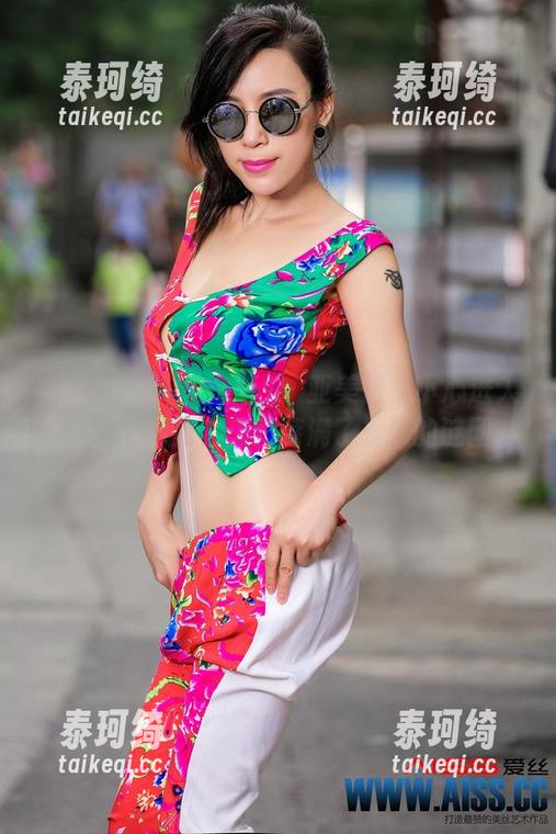 AISS爱丝(黄金版) - 亚美依（小心进入）圣诞图册，里面落满了糖果的谜团