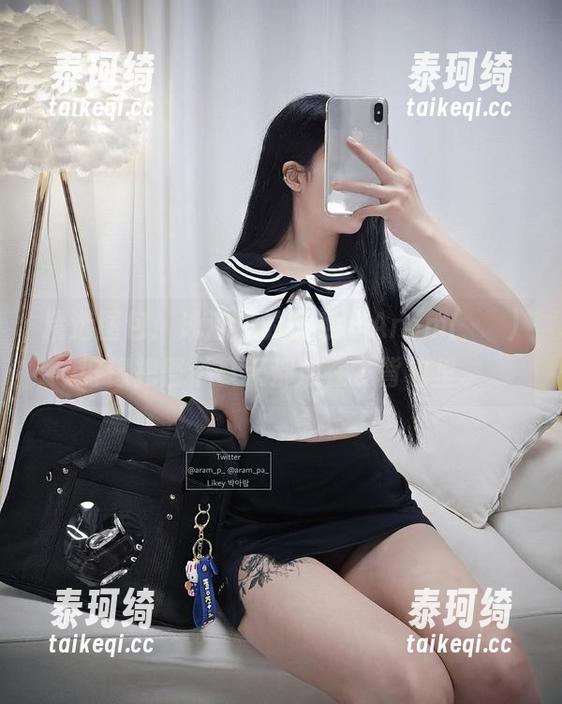 精选图包：泳池边的惬意，Aram(아람)好像把整个夏天都放在了背包里。