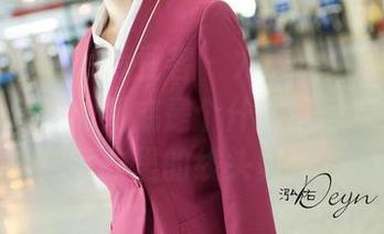 QingDouKe青豆客 - 尤美Yumi黑白最新原图传递的到底是个什么信号？难道该把毛衣里的线头剪掉？