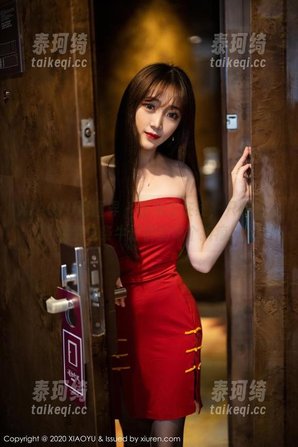 XIAOYU语画界-徐莉芝 XIAOYU语画界 - 徐莉芝在线,只想让人看清这条牛仔裤的每个折痕。