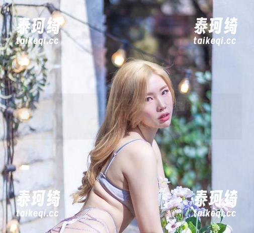 让Yebin(전예빈)的无圣光圣诞套图带你逃离甜腻的holidayvibes