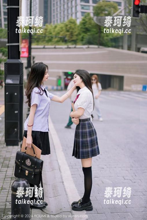 YouMi尤蜜荟 - 抢鲜看心妍小公主日常最新免费图集——这衣服真有意思。