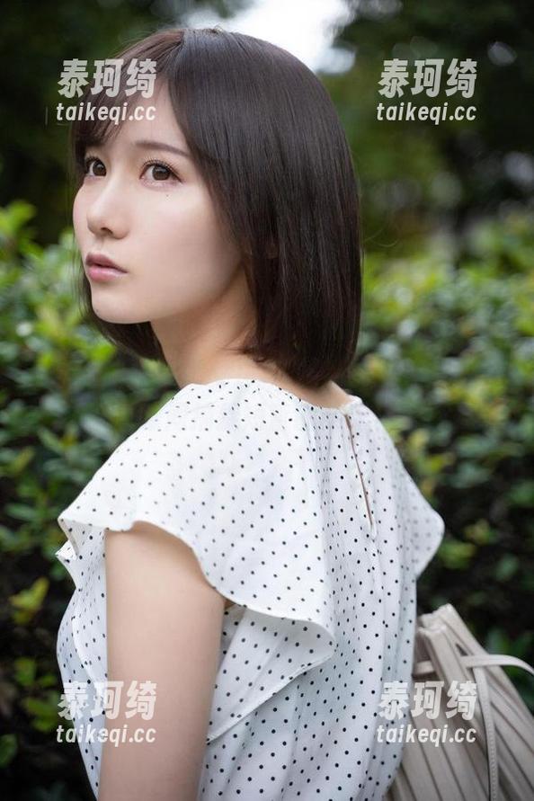 けん研(けんけん)的短裙私房图集，像是在眨眼间捕捉短暂的灵动，美妙