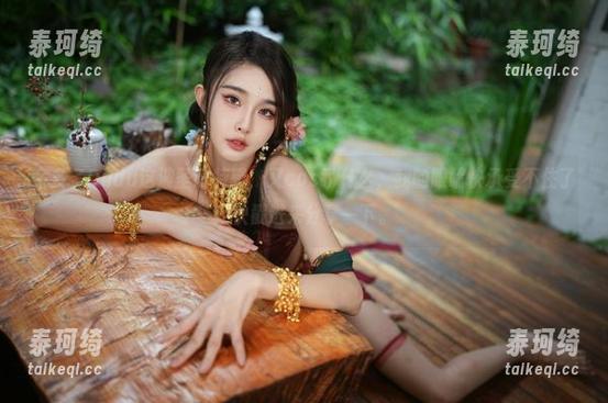 余多多Dudu这波圣诞特辑，又cos了什么，我的眼睛快承受不住了！快戳进来分享一下。