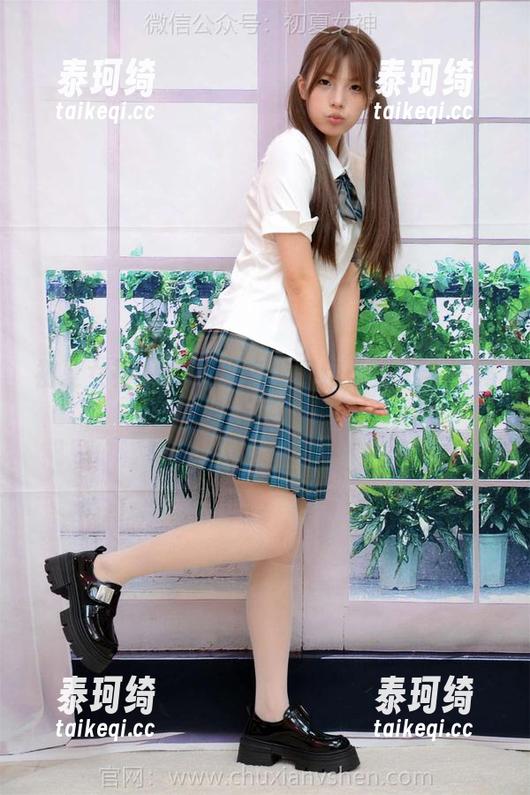 初夏女神 - 安妮的短裤图包：大小合适吗？谁还在乎呢？