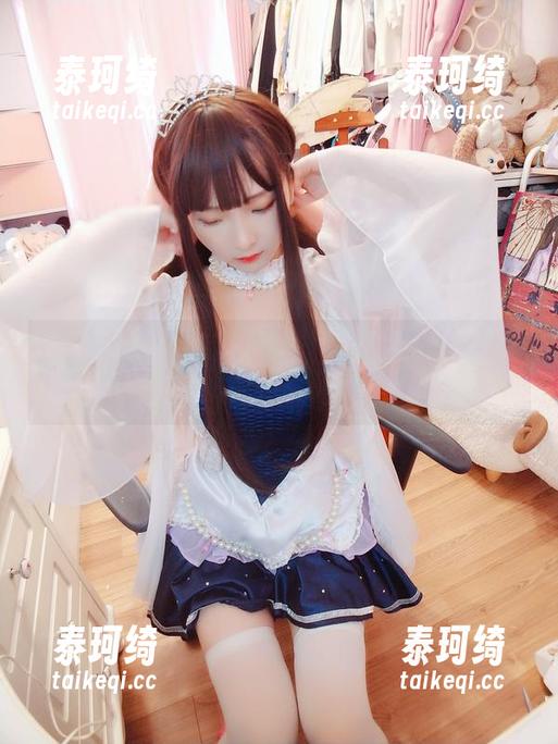 古川kagura的白丝写真：壁纸难道也要飞起来了？