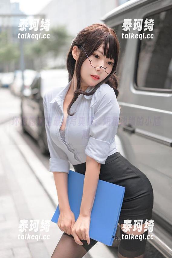 坏露露香宝最新写真集：短裙边缘的小尴尬