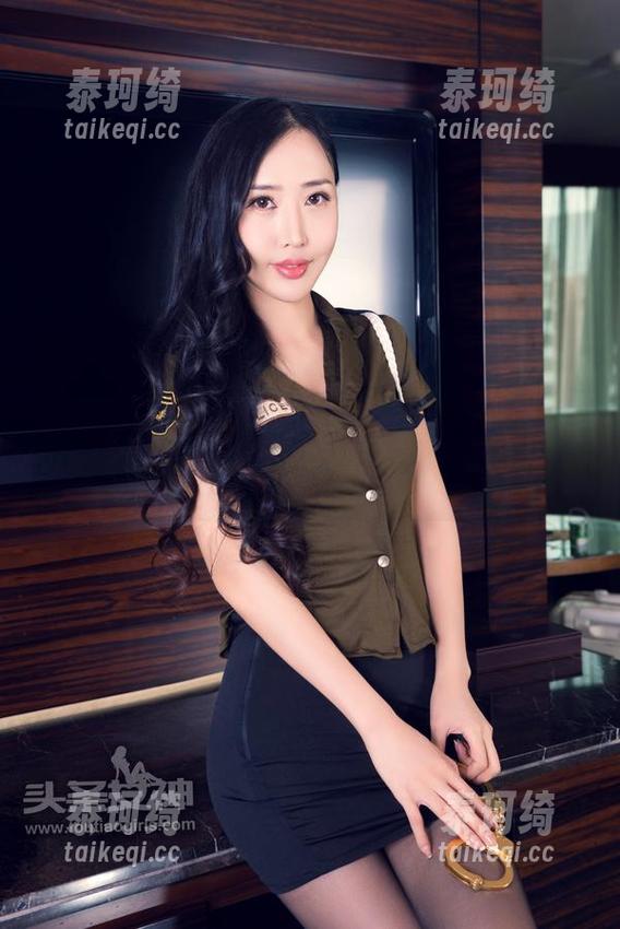 头条女神-乔安 头条女神 - 听说乔安空姐的作品里有轻松的云霭和难舍的谜团。