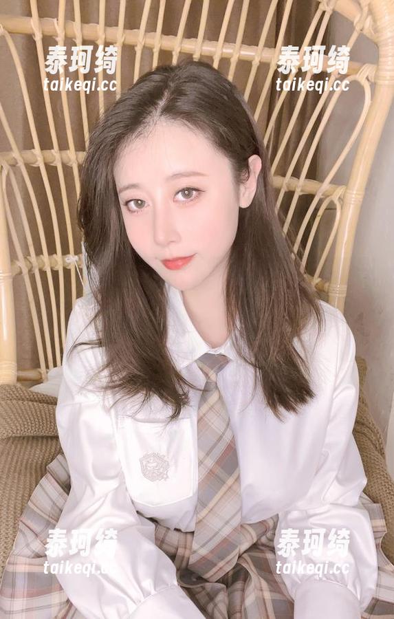原图里的全套长腿，奈汐酱Nice果然懂得如何让人分心，难道我真的要学习直视吗？