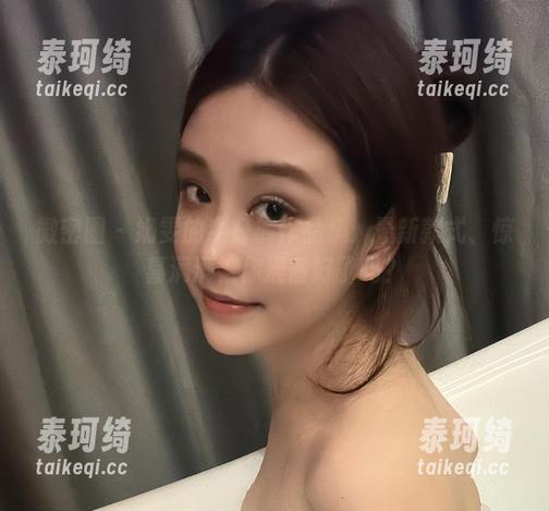 奶雯 微密圈 - 奶雯的牛仔裤作品集:最新款式、惊喜满满,你准备好了吗?