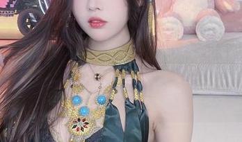 谁说奶瓶只配牛奶？小小奶瓶儿的粉色图包也能装下无尽的色彩，别忘了看原图哦！