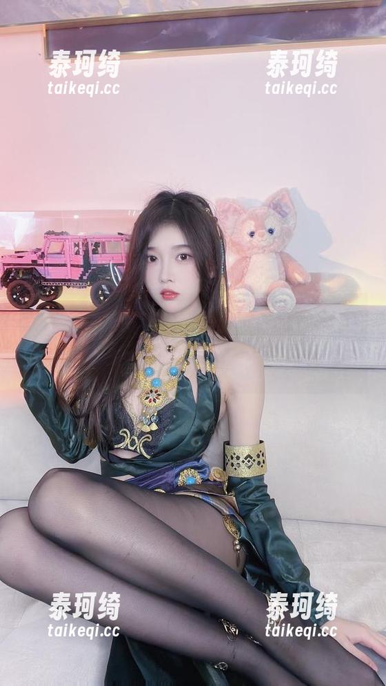 谁说奶瓶只配牛奶？小小奶瓶儿的粉色图包也能装下无尽的色彩，别忘了看原图哦！