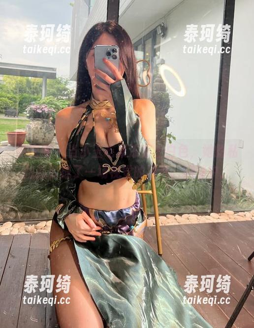 微密圈 - 当小玉吃果冻穿上白色，她的私拍就变成了一场视觉的洗礼，痴迷中。