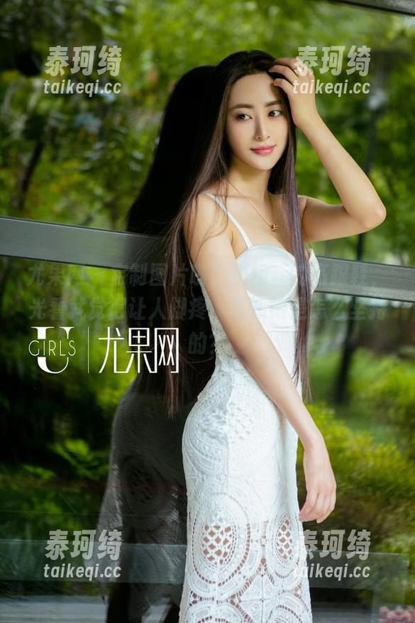尤果网-张栩菲 尤果网 - 定制图片啦!张栩菲的高跟鞋,光看就觉得让人脚疼,不知她是怎么坚持的?