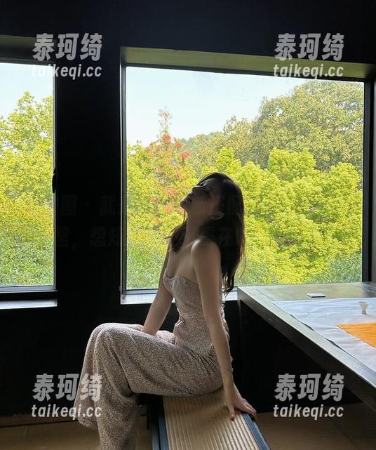 微密圈 - 就是阿朱啊新搭配，套装原图在这里，想知道她是不是在跟我聊心事？