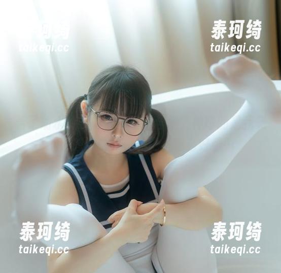 看了幼水铃衣的套装写真合集，神奇的是我竟然也想试试，虽然没她那么好看…