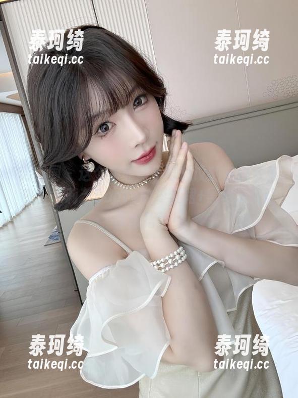 微密圈 - 这个星期最不可思议的在线合集中，徐莉芝Booty的枣红裙+黑丝穿搭让你想捂脸！