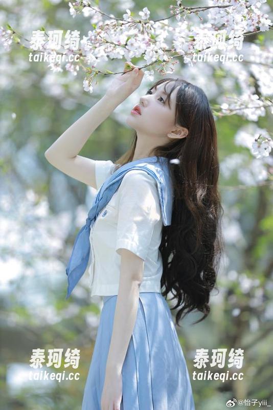 精选怡子yiii户外写真：你没见过这么任性的风景啊。