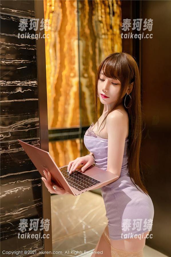 快来瞧！星野咪兔的卡萨布兰卡作品，静静坐着的她和懒散的仙人掌一样迷人