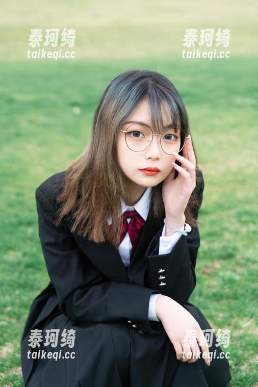 梨瑾瑾红裙写真合集：裙摆如云，她一边转圈圈我一边惊呼“这人生何其美好”。