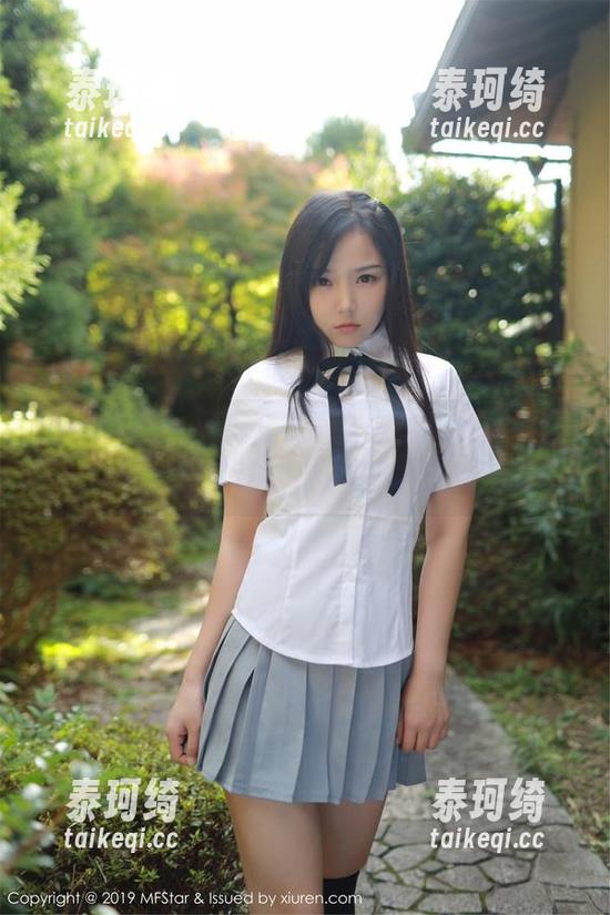 模范学院-唐琪儿il 模范学院 - 唐琪儿il不在意传统,她的旅拍写真活得这么自由