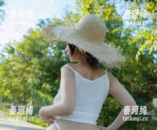 如果每件泳装都有灵魂，浅安安的免费作品肯定是说话的那种。