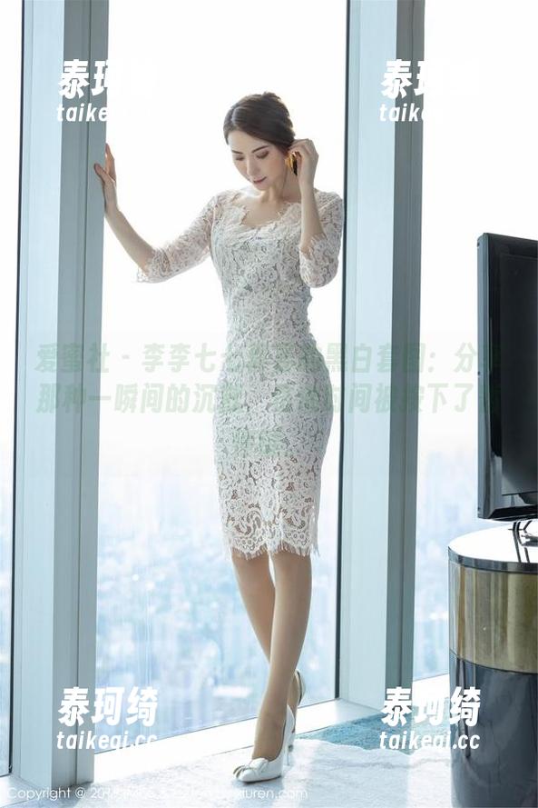 爱蜜社 - 李李七七喜喜的黑白套图：分享那种一瞬间的沉默，仿佛时间被按下了暂停键。