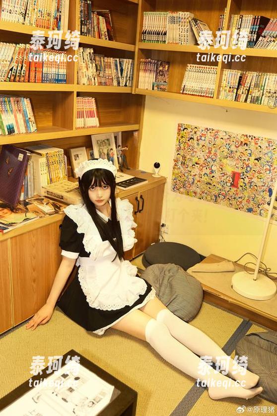 准备好了吗？白莉爱吃巧克力写真可爱上线，快去下载给手机打个夹！