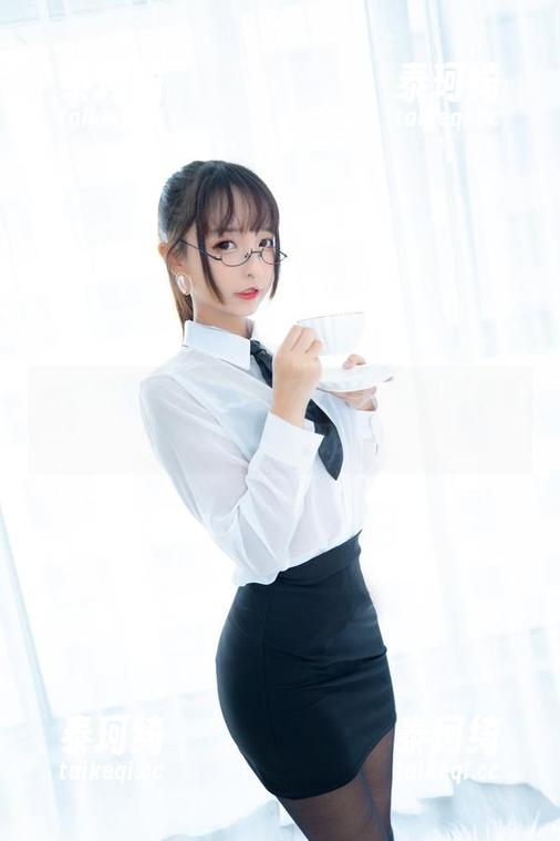 只要眼睛够亮，神乐坂真冬的免费眼镜写真等你领取！