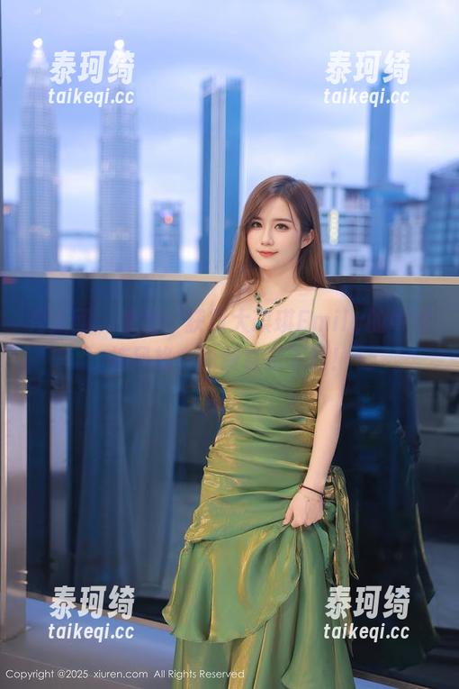 秀人网 - 来吧，获取大琪琪Emily的牛仔裤风格，免费直邀下载！