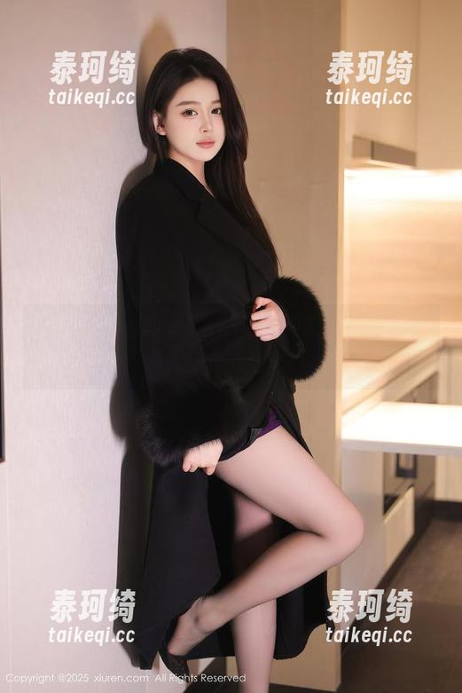 秀人网 - 孟狐狸FoxYini的裤里丝：图库资源中的小惊喜！