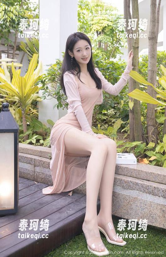秀人网-星子柒kiki 秀人网 - 只要有网盘,星子柒kiki的写真就不会缺席,剧情全靠你自己脑补。