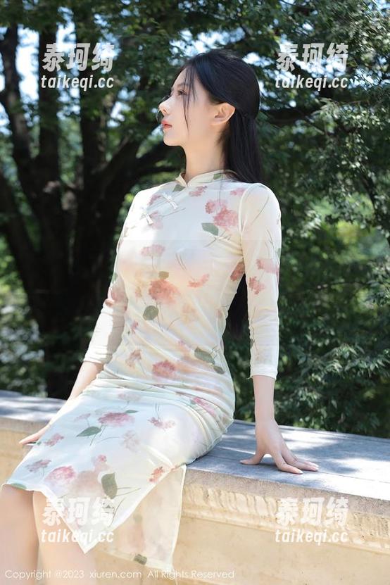 秀人网 - 萌白酱写真集，满满的油亮，看得我都想给她打个滑！真的是，能把人都迷晕了吧。