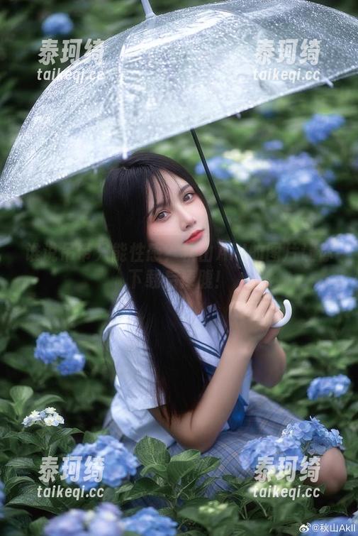 秋山AkI 谁说吊带只能性感?秋山AkI的图片让你下载后捧腹!