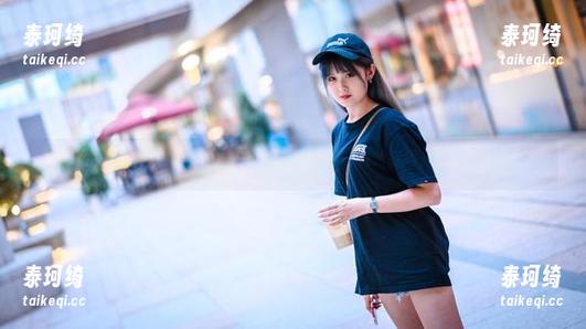 秋楚楚不秃头 在秋楚楚不秃头的眼里,死库水也能拍得如此在线、如此撩人!