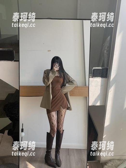 粉色的猪陈佩奇 微密圈 - 最新写真集中,粉色的猪陈佩奇的后妈蕾丝裙,怎么看都觉得太会调皮了!