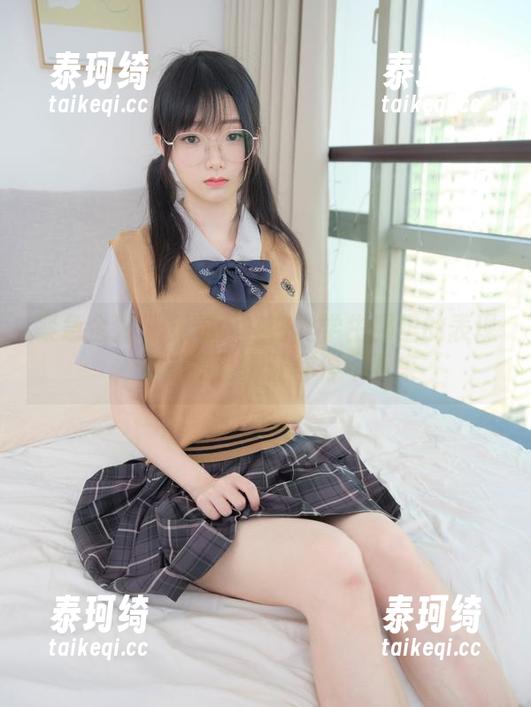紧急企划 - 见希w在白丝学生服里的表现，真的高清得让你停不下来