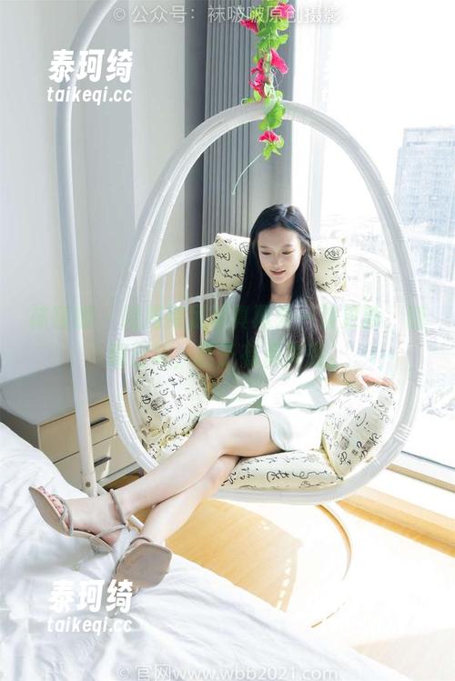 袜啵啵 - 周周裸足写真再来一波更新，随意自如，鞋子有点失落。