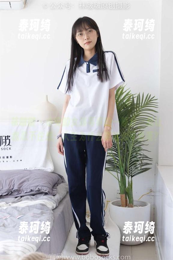 袜啵啵 - 小安的女孩写真的一部分，总让我忍不住想：人生为什么要这么可爱呢？