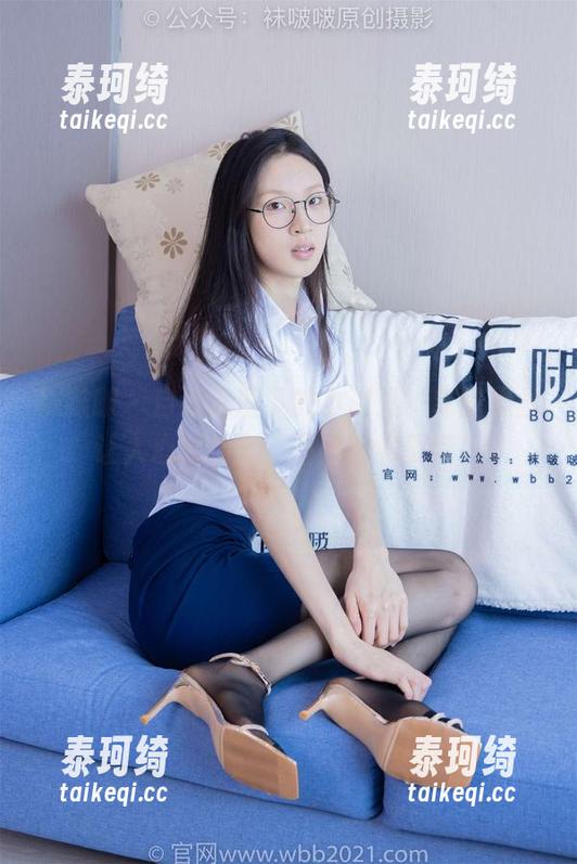 袜啵啵 - 自拍光圈下的小甜豆，单腿黑丝让人心思乱飞，还是在线更好！