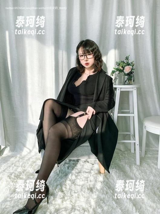 高叉巫女向左，私房超皮皮皮奶向右，图包里的故事谁来填？