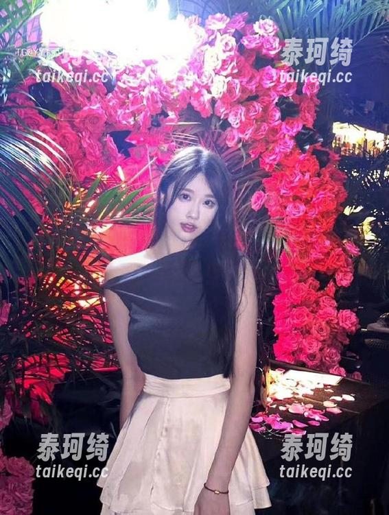 轩子巨2兔 微密圈 - 马油袜加持,轩子巨2兔的高清写真集,圣诞老人也要坐不住了!