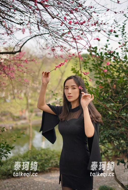 微密圈 - 好吧，辣妈女神的白丝真的是戳中我了，快来下载吧