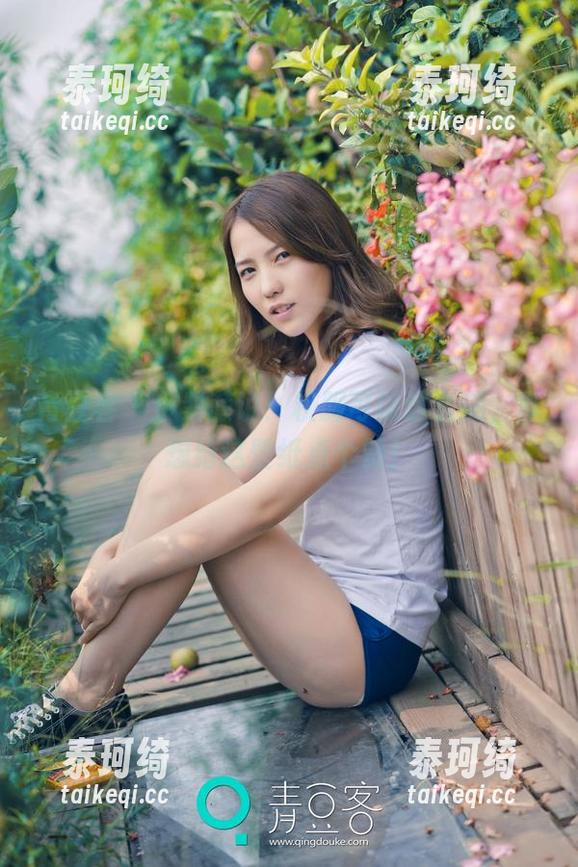 青豆客-小紫藤 青豆客 - 小紫藤说:校服可以这么美,真想给这壁纸点个赞!