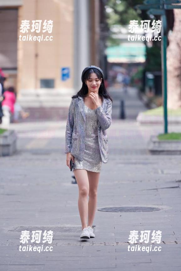 魔镜街拍 - 吟哦一声，婷婷白色吊带连衣裙黑丝美腿，竟然让我前思后想痛恨我的第一双黑袜子！