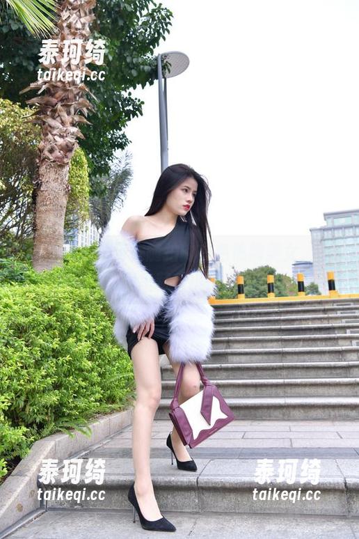 魔镜街拍 魔镜街拍:街头随拍的白色热裤美女,原图里藏着小惊喜