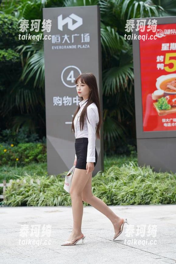 对，就是这个白色连体衣，魔镜街拍的绝美小姐姐写真图片！